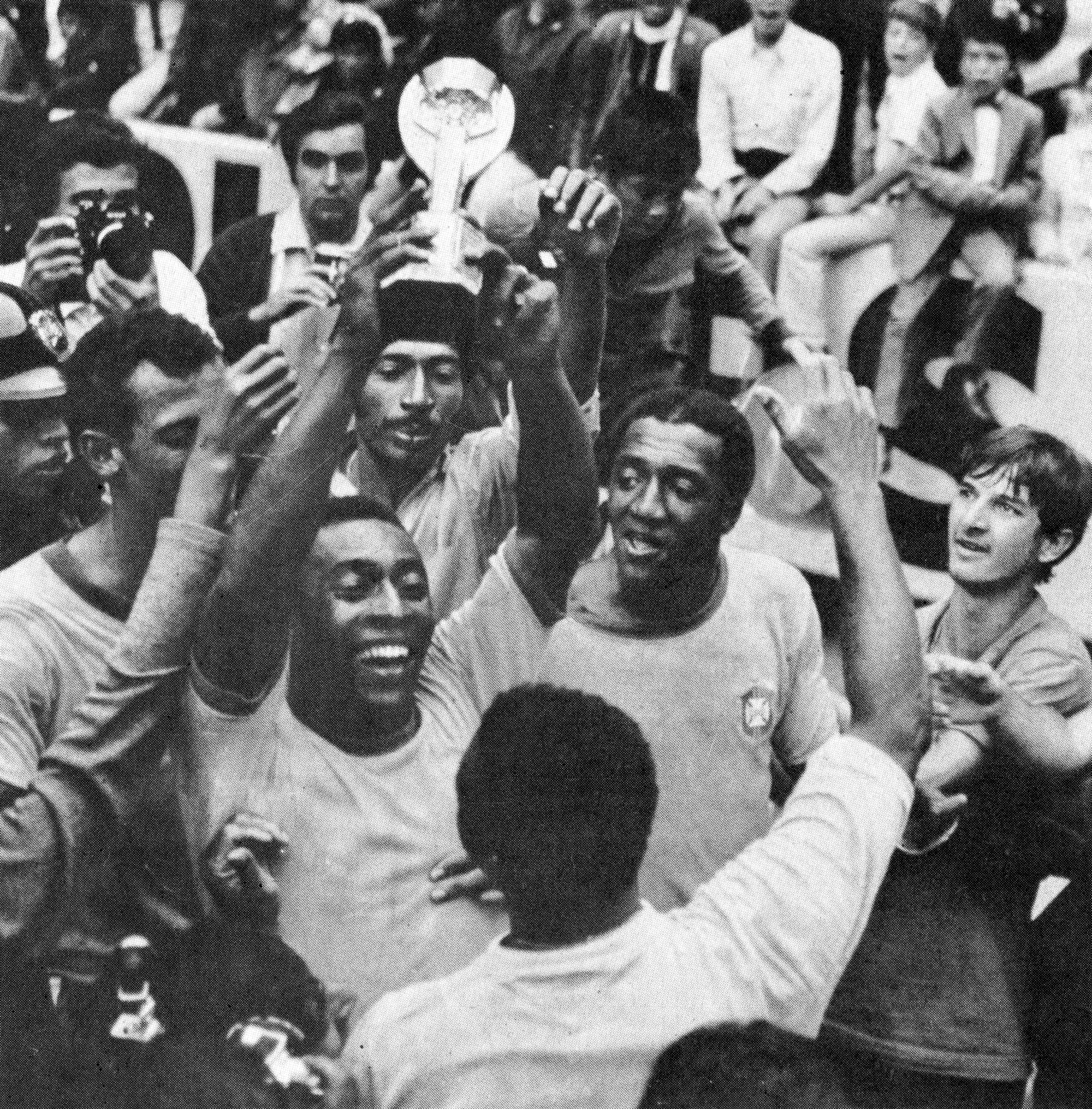 Football Fifa Mexico 1970 World Cup Final Brazil vs Italy 4-1 Pelè celebrates with the cup