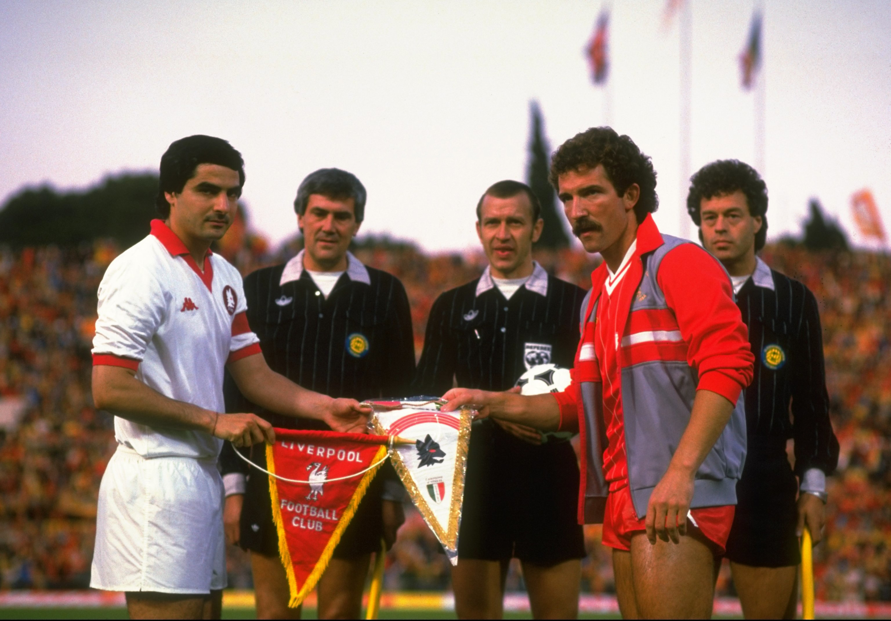 Coppa dei Campioni 1984, Liverpool-Roma - I capitani Di Bartolomei e Souness prima del match all'Olimpico