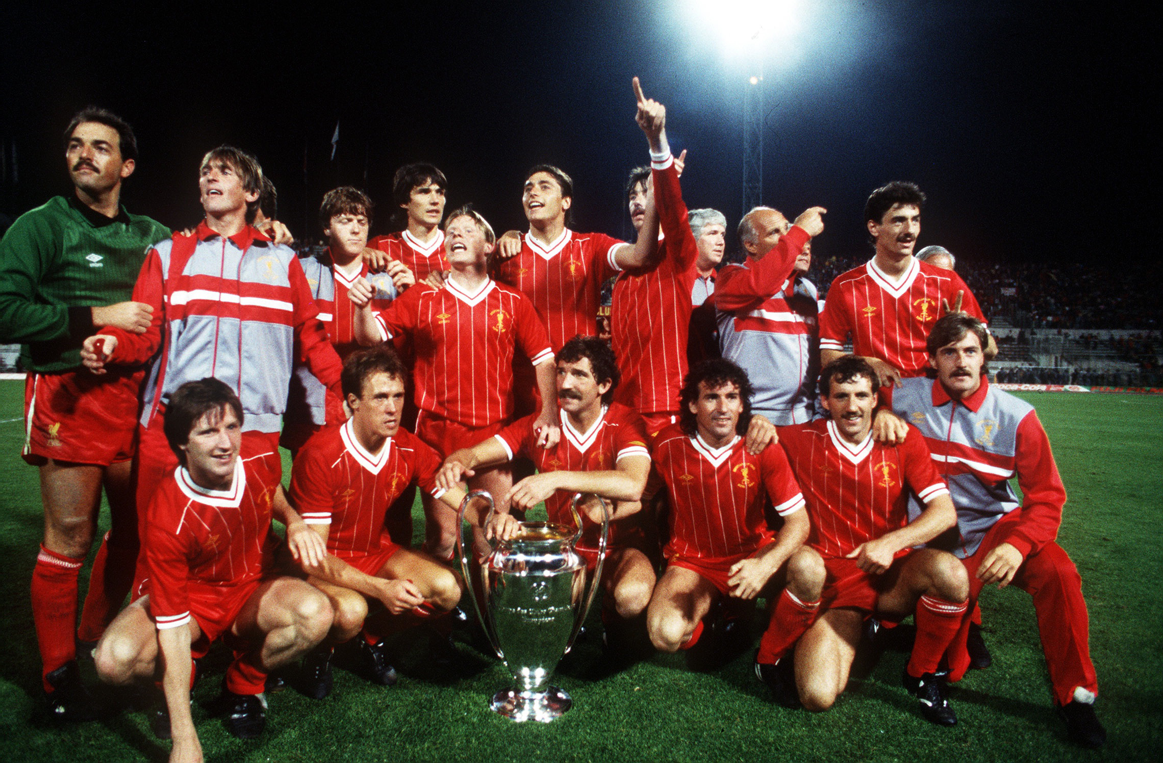 Coppa dei Campioni 1984, Liverpool-Roma - La squadra del Liverpool posa con il trofeo