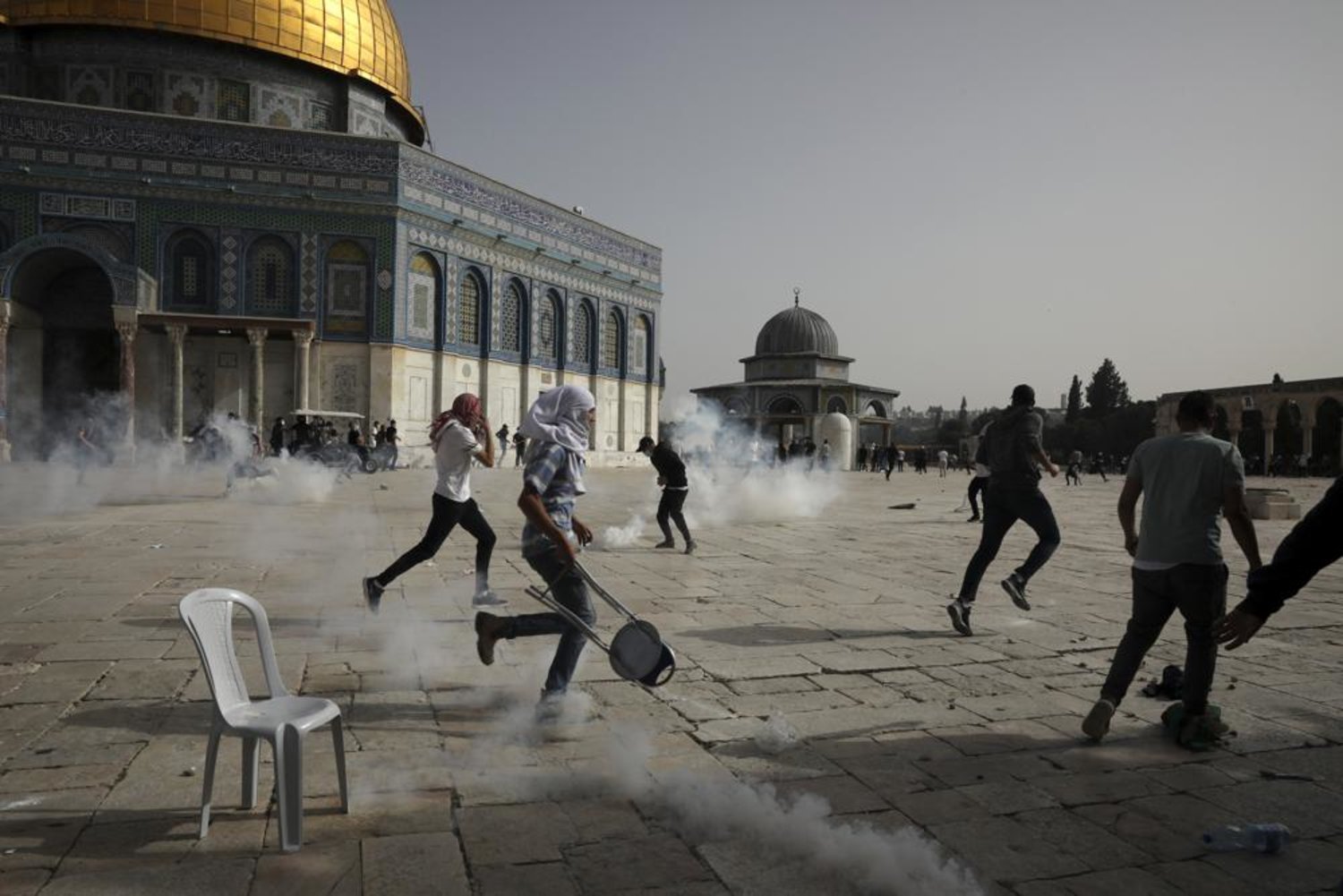 Gerusalemme 10 maggio 2021 Palestinesi in fuga dalla moschea Al Aqsa, nella città vecchia di Gerusalemme, dopo che la polizia israeliana ha sgomberato i fedeli con gas lacrimogeni e proiettili di gomma.