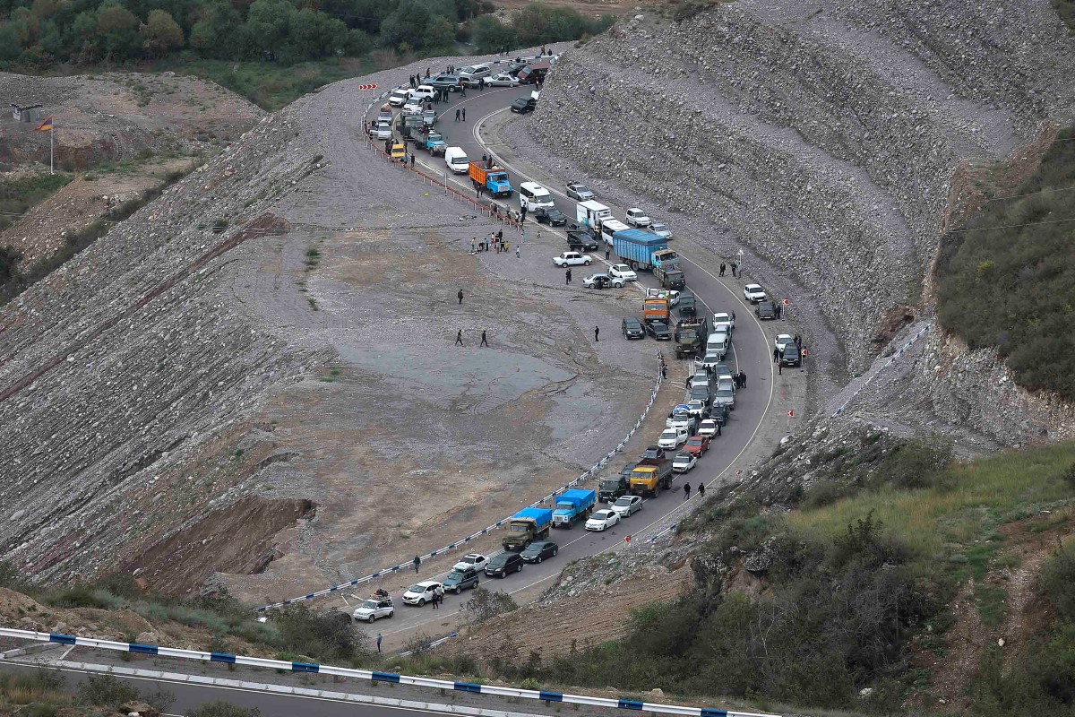 Veicoli che trasportano rifugiati dal Nagorno-Karabakh, una regione abitata da etnia armena, in coda sulla strada che porta verso il confine armeno, nel Nagorno-Karabakh, il 25 settembre 2023.