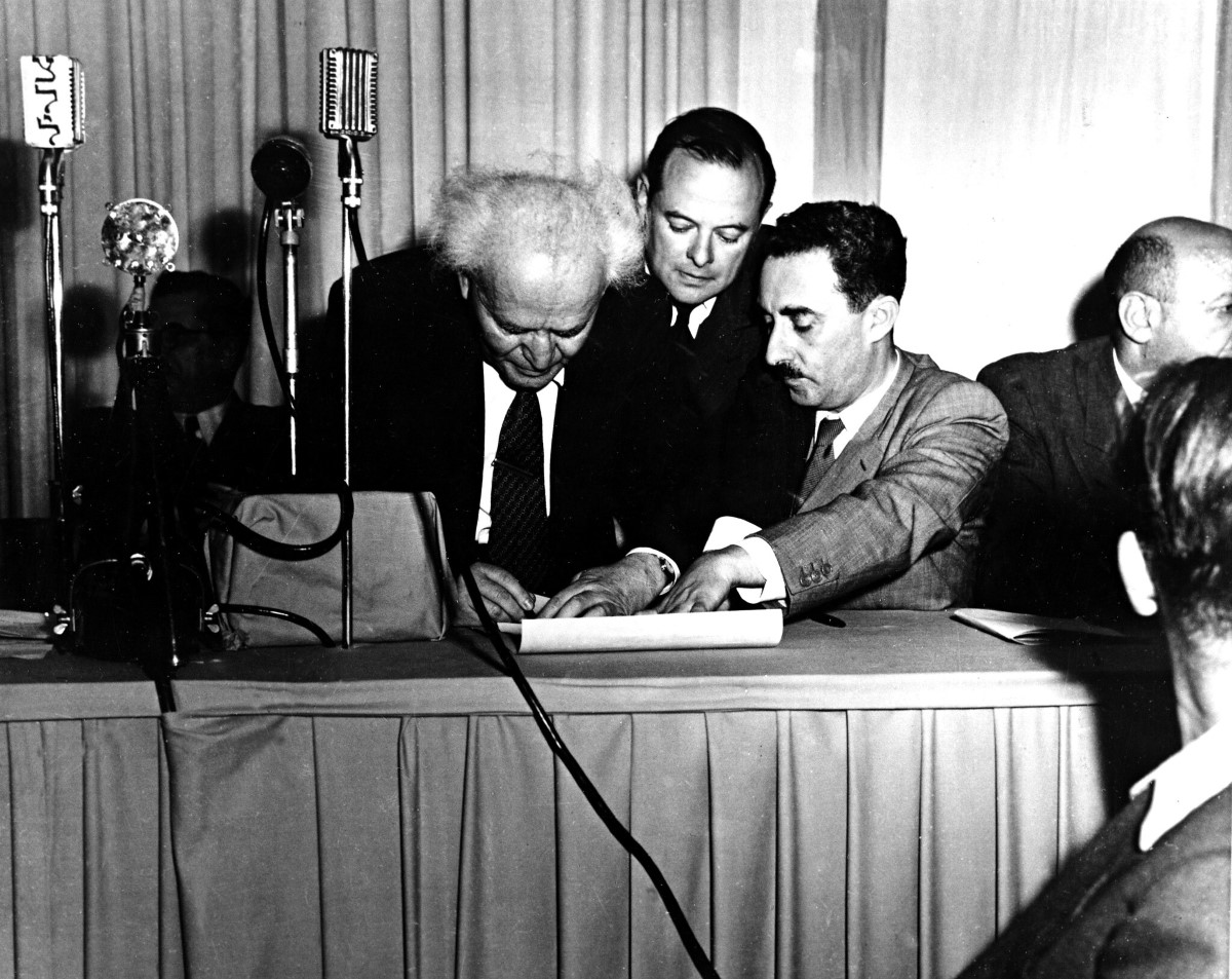 Ben Gurion firma la dichiarazione di indipendenza, il 14 maggio 1948.