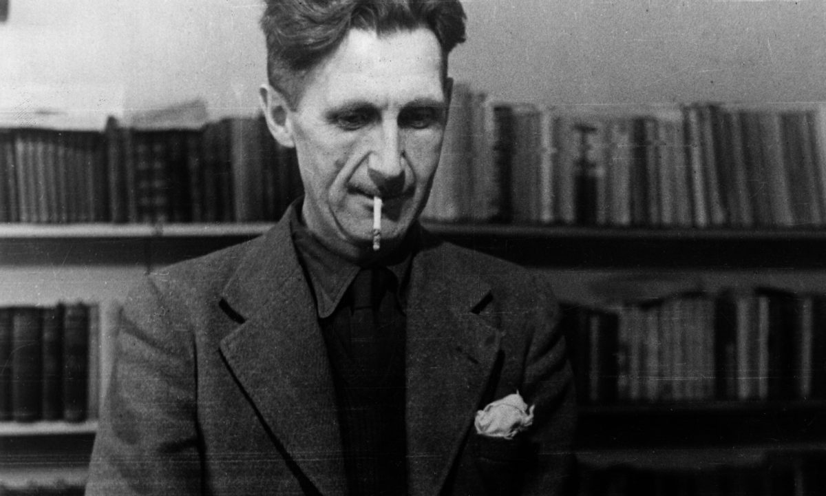 George Orwell alla macchina da scrivere