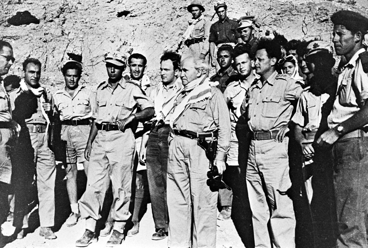 Yitzhak Rabin nei panni di un giovane ufficiale israeliano con il primo ministro David Ben Gurion e Yigal Allon 1949